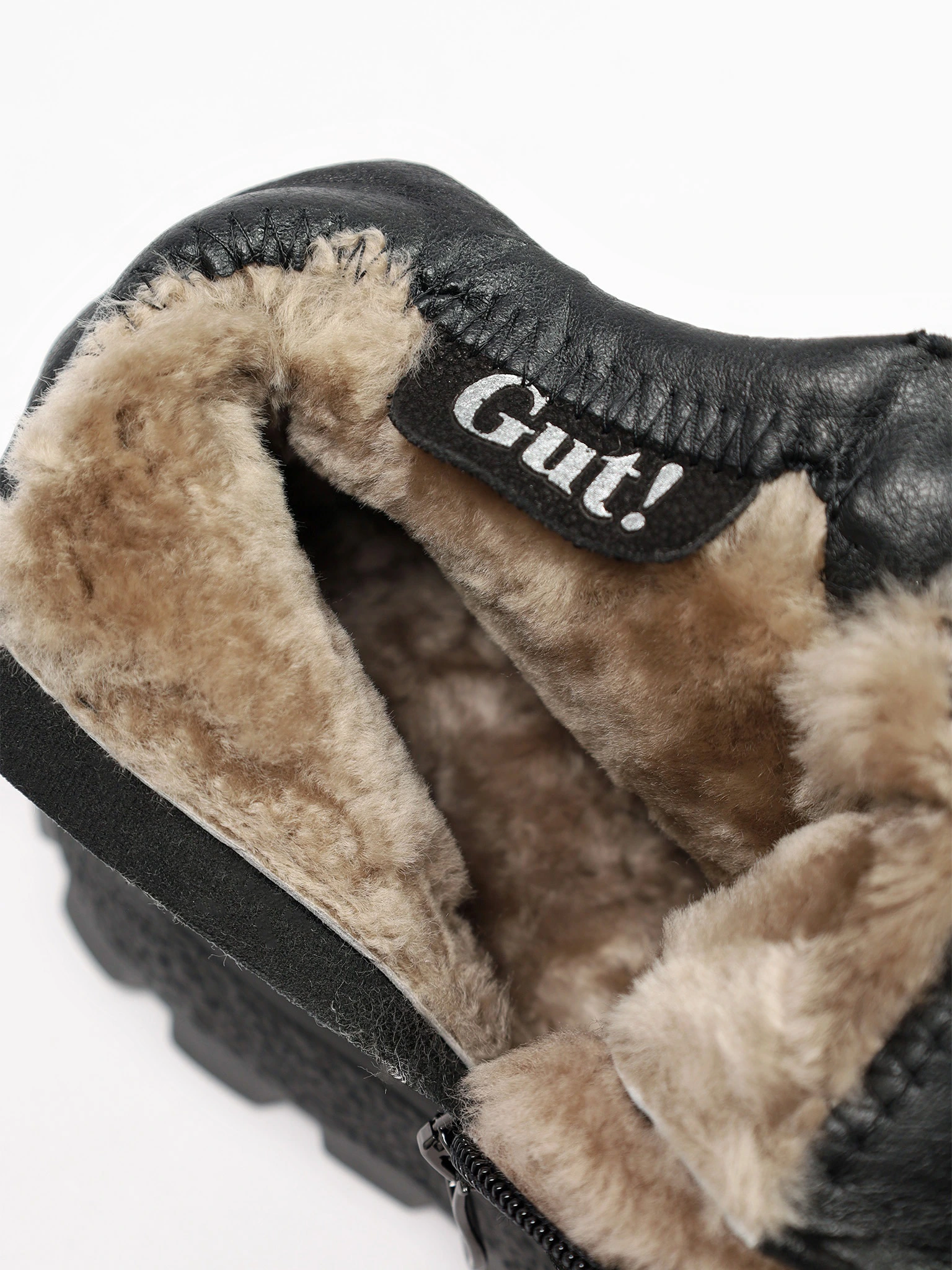 Кроссовки черного цвета на рельефной подошве